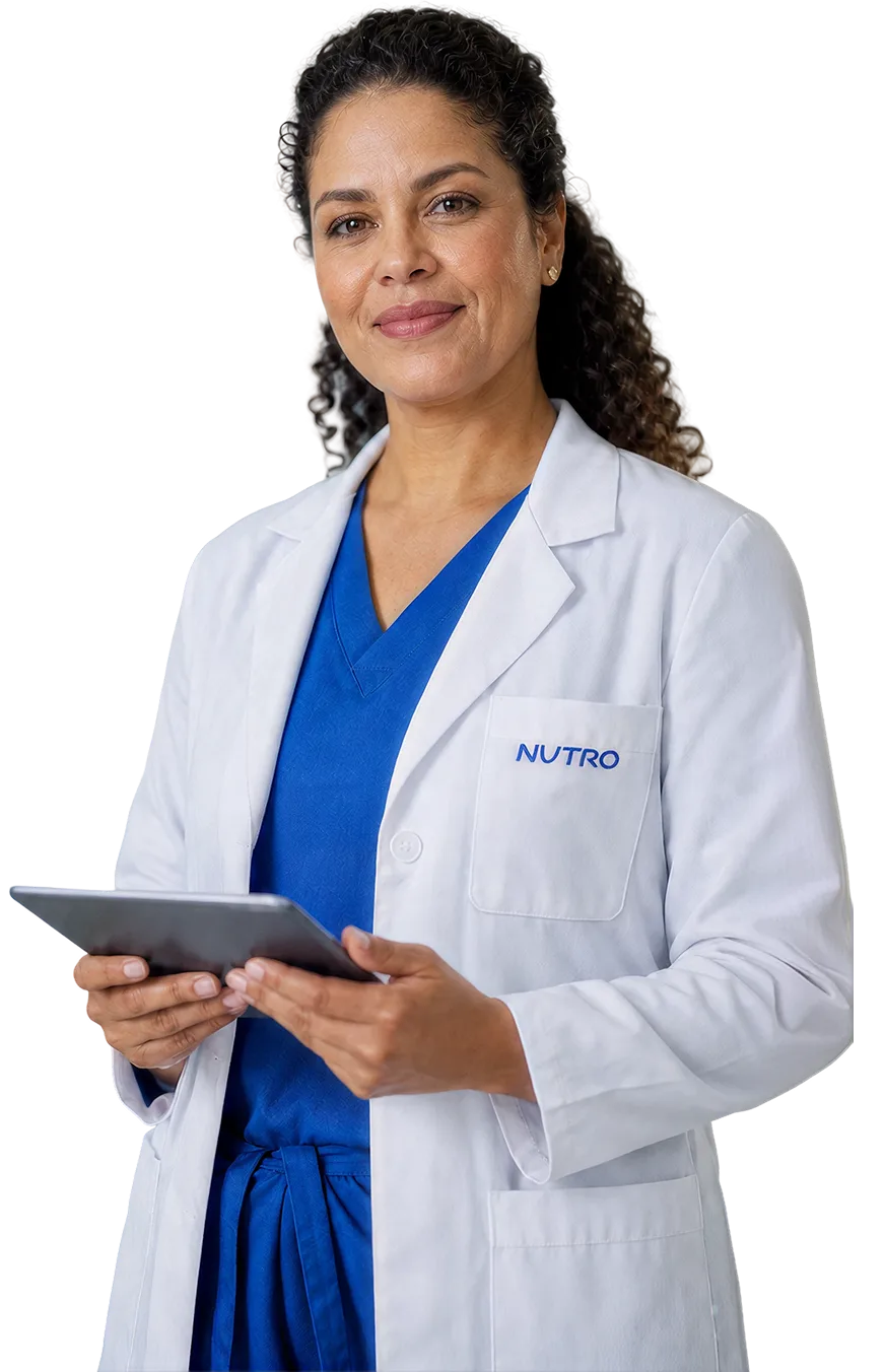 Nutricionista com jaleco NUTRO segurando tablet em ala hospitalar